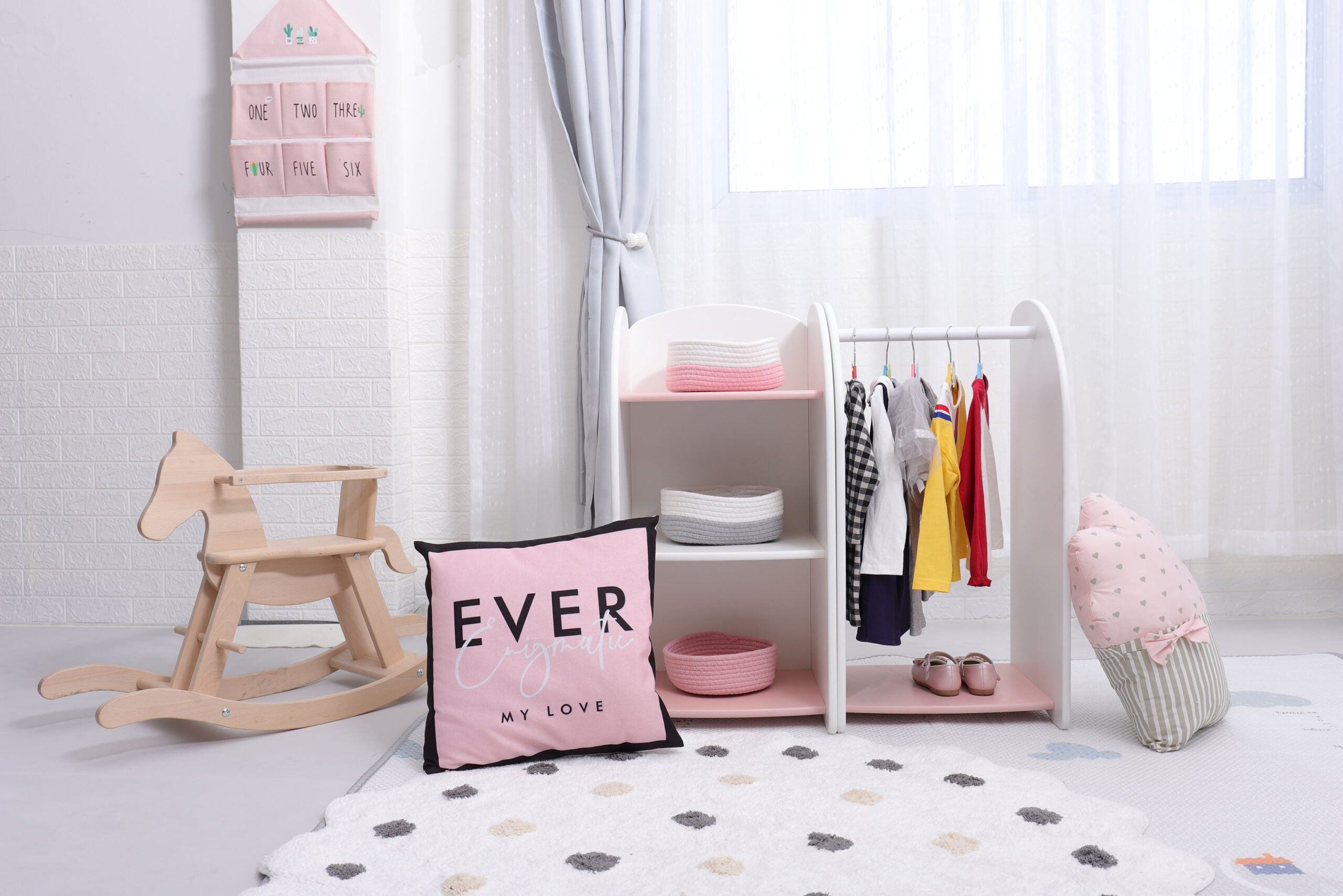 COLGADOR Y GABINETE PARA ALMACENAMIENTO DE NIÑOS MONTESSORI